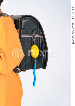 書包上附有安全蜂鳴器的小學生 111061343