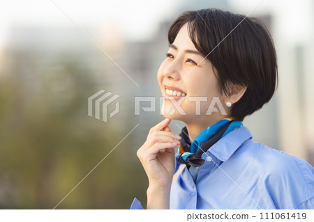 A woman looking up at the sky 111061419