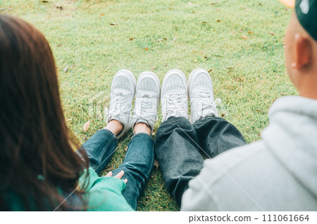 一對夫婦穿著配套運動鞋的照片 一對夫婦穿著配套運動鞋的照片 111061664