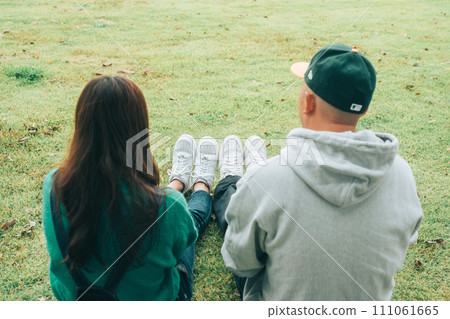 一對夫婦穿著配套運動鞋的後視圖 一對夫婦穿著配套運動鞋的後視圖 111061665