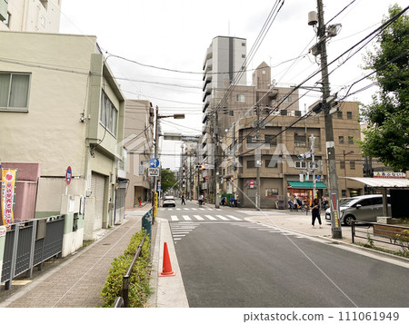 住宅區的道路。東京路。 111061949