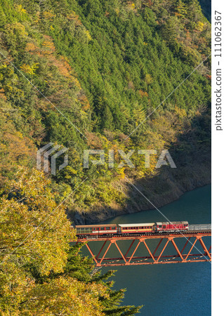 An iron bridge over Okuoi Kojo Station in Kawanehon-cho, Haibara-gun, Shizuoka Prefecture, Japan 111062367