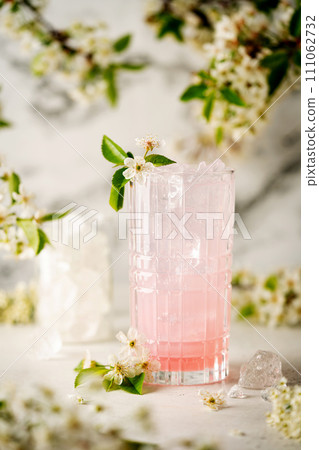 Summer refreshing drink. 111062732