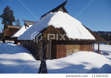 An old folk house that withstands heavy snowfall 111063026