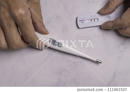 New coronavirus antigen test, positive reaction, high fever New coronavirus antigen test, positive reaction, high fever 111063507