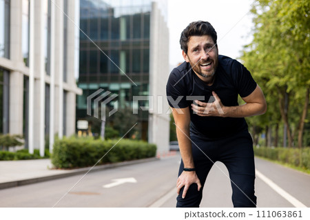 A young male athlete had a heart attack after running and exercising, holding his hands to his chest, feeling pain and shortness of breath. 111063861