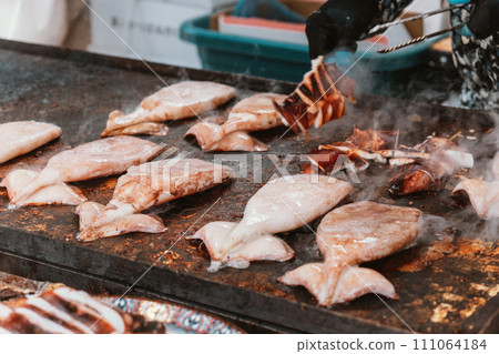 Grilled squid with stalls 111064184