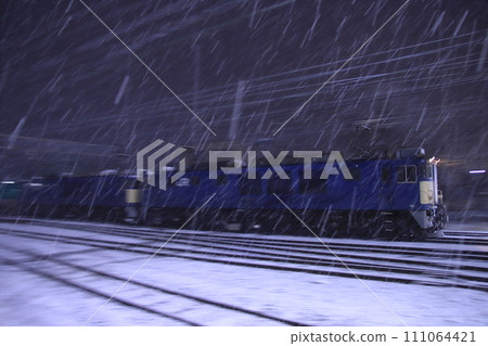 EF64 type heavy freight train arriving on a night of deep snowfall_Photographed on January 20, 2024 111064421
