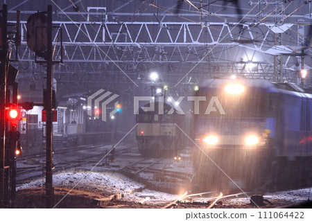 Freight train pulled by an EF64 electric locomotive waiting for departure at Minami Matsumoto Station in deep snow_Photo taken on January 20, 2024 Freight train pulled by an EF64 electric locomotive waiting for departure at Minami Matsumoto Station in deep snow_Photo taken on January 20, 2024 111064422