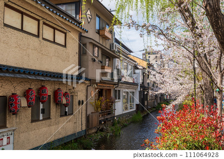 Cherry blossoms along the Takase River (Takase-gawa canal) and Kiyamachi Street. Japanese old folk houses. Cherry blossoms along the Takase River (Takase-gawa canal) and Kiyamachi Street. Japanese old folk houses. 111064928