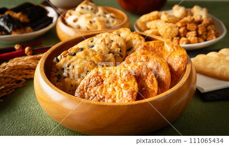 Various rice crackers, rice crackers, sweets, fried rice crackers, okaki 111065434