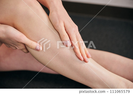 30多歲的女人按摩小腿 111065579