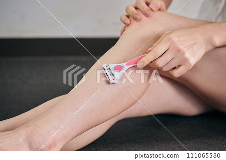 30多歲的女人用女士剃刀剃頭髮 30多歲的女人用女士剃刀剃頭髮 111065580