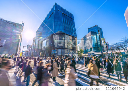 日本東京城市景觀:光與影......銀座/數寄屋橋。冠狀病毒大流行之前的生意...希望之光...=2020 年 1 月 14 日 日本東京城市景觀:光與影......銀座/數寄屋橋。冠狀病毒大流行之前的生意...希望之光...=2020 年 1 月 14 日 111066942