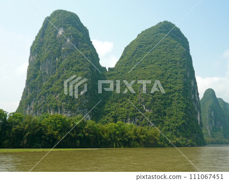 Take a boat trip from Guilin, China to Yangshuo to photograph the beautiful mountain scenery on both sides of the Taiwan Strait 111067451