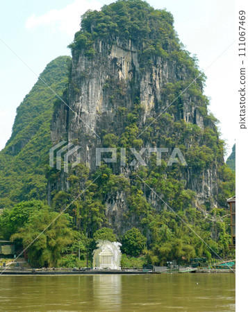在中國桂林坐船到陽朔拍攝兩岸美麗的山景 111067469