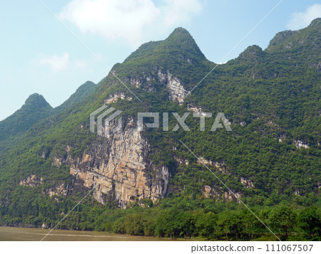 在中國桂林坐船到陽朔拍攝兩岸美麗的山景 111067507