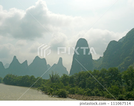 在中國桂林坐船到陽朔拍攝兩岸美麗的山景 111067514