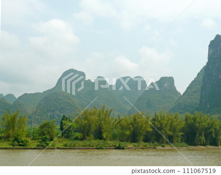 Take a boat trip from Guilin, China to Yangshuo to photograph the beautiful mountain scenery on both sides of the Taiwan Strait Take a boat trip from Guilin, China to Yangshuo to photograph the beautiful mountain scenery on both sides of the Taiwan Strait 111067519