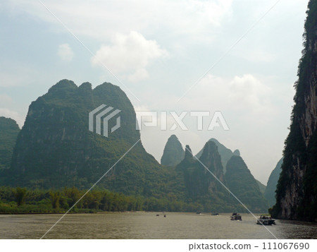 Take a boat ride from Guilin, China to Yangshuo to take photos of the beautiful mountain scenery and boats on both sides of the Taiwan Strait Take a boat ride from Guilin, China to Yangshuo to take photos of the beautiful mountain scenery and boats on both sides of the Taiwan Strait 111067690