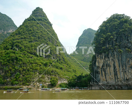 在中國桂林坐船到陽朔拍攝兩岸美麗的山景與船隻 在中國桂林坐船到陽朔拍攝兩岸美麗的山景與船隻 111067700