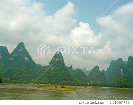 Take a boat ride from Guilin, China to Yangshuo to take photos of the beautiful mountain scenery and boats on both sides of the Taiwan Strait Take a boat ride from Guilin, China to Yangshuo to take photos of the beautiful mountain scenery and boats on both sides of the Taiwan Strait 111067721
