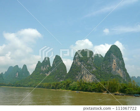 Take a boat ride from Guilin, China to Yangshuo to take photos of the beautiful mountain scenery and boats on both sides of the Taiwan Strait 111067722