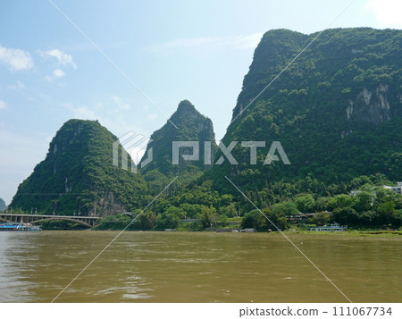 Take a boat ride from Guilin, China to Yangshuo to take photos of the beautiful mountain scenery and boats on both sides of the Taiwan Strait Take a boat ride from Guilin, China to Yangshuo to take photos of the beautiful mountain scenery and boats on both sides of the Taiwan Strait 111067734