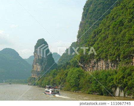 Take a boat ride from Guilin, China to Yangshuo to take photos of the beautiful mountain scenery and boats on both sides of the Taiwan Strait 111067745