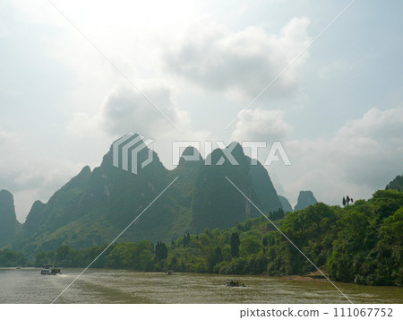 在中國桂林坐船到陽朔拍攝兩岸美麗的山景與船隻 在中國桂林坐船到陽朔拍攝兩岸美麗的山景與船隻 111067752