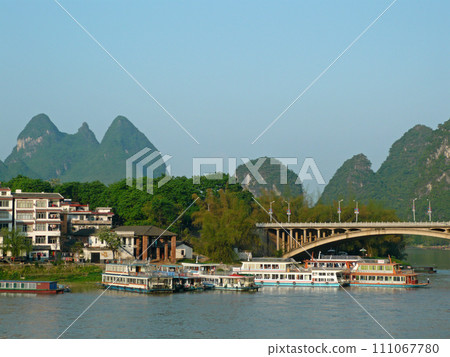 在中國桂林坐船到陽朔拍攝兩岸美麗的山景與船隻 在中國桂林坐船到陽朔拍攝兩岸美麗的山景與船隻 111067780
