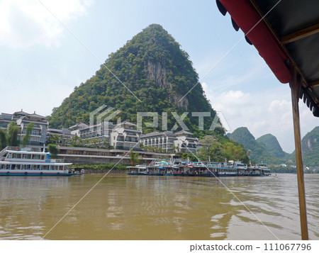 在中國桂林坐船到陽朔拍攝兩岸美麗的山景與船隻 在中國桂林坐船到陽朔拍攝兩岸美麗的山景與船隻 111067796