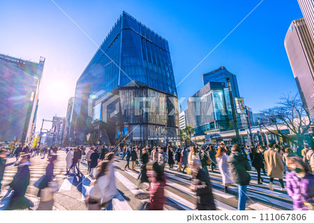 日本東京城市景觀：光與影......銀座/數寄屋橋。冠狀病毒大流行之前的生意...希望之光...=2020 年 1 月 14 日 111067806