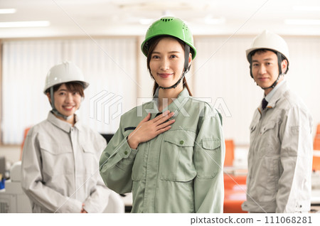 戴著頭盔的三名男女工程師 戴著頭盔的三名男女工程師 111068281