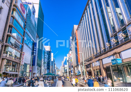 Japan's Tokyo cityscape JN.1...Light and shadow...The bright Ginza is bustling before the coronavirus outbreak = January 14, 2020 Japan's Tokyo cityscape JN.1...Light and shadow...The bright Ginza is bustling before the coronavirus outbreak = January 14, 2020 111068620