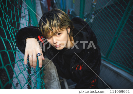 男性肖像胡同鐵絲網 111069661