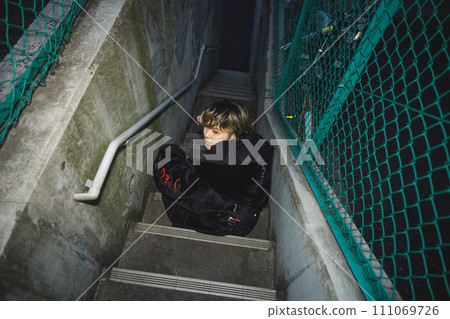 Male portrait alley wire mesh Male portrait alley wire mesh 111069726