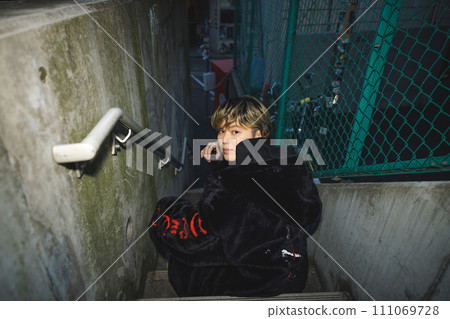 男性肖像胡同鐵絲網 111069728