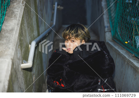 Male portrait alley wire mesh Male portrait alley wire mesh 111069729