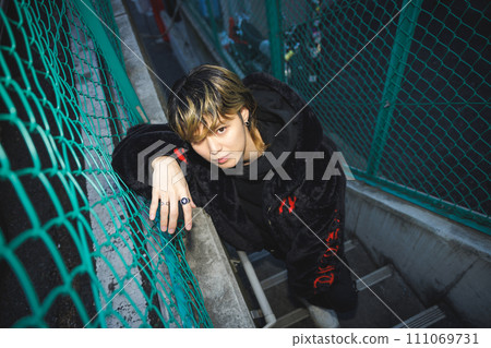 男性肖像胡同鐵絲網 111069731