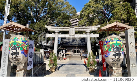 新年裝飾（門松和彩色燈籠）的年末神社<須鄉神社/愛知縣岡崎市> 111069820
