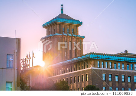 沐浴在陽光下的日本橫濱市神奈川縣政府（夜間點亮烏克蘭色彩）= 1 月 25 日 111069823