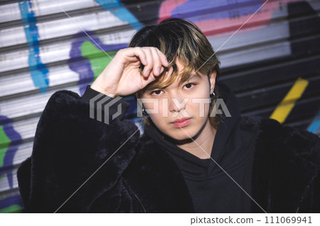 Male portrait alley wire mesh Male portrait alley wire mesh 111069941