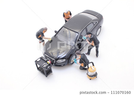 the mechanic fixing car, young man watching the mechanic fixing car, young man watching 111070160