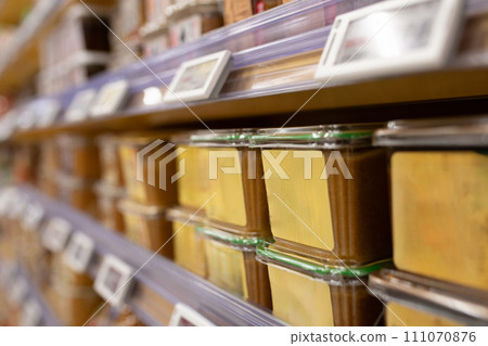 展示大量味噌 111070876