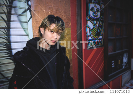 Male portrait alley wire mesh Male portrait alley wire mesh 111071013