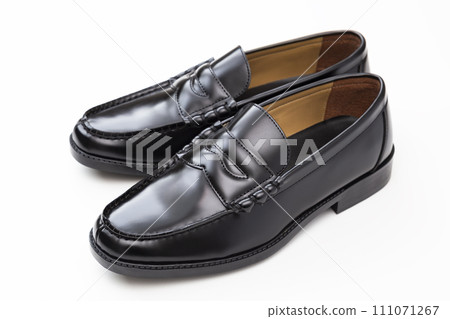 白色背景上的樂福鞋 111071267