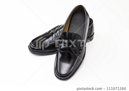 白色背景上的樂福鞋 111071268