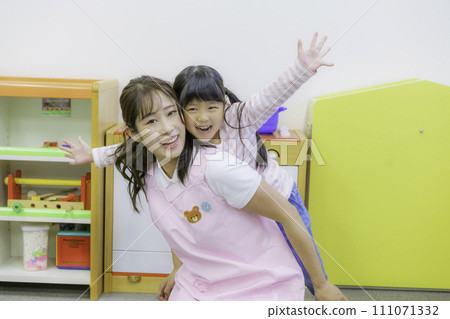 托兒所內，一名女孩騎在護士背上玩耍。攝影合作：有明教育藝術專門學校 111071332