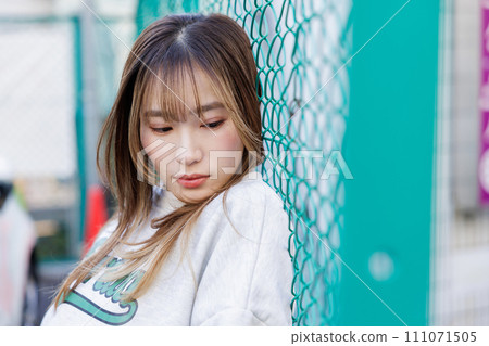 女性肖像胡同鐵絲網 女性肖像胡同鐵絲網 111071505